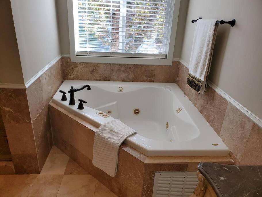 Sleeps16, Spacious Home, Close To Downtown, Beltline, And Walk To Restaurants, 75" Tv, 2 Person Jacuzzi, Ping Pong Atlanta Dış mekan fotoğraf