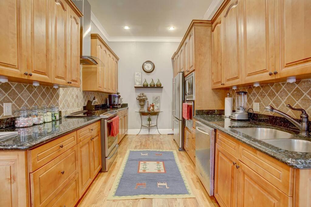 Sleeps16, Spacious Home, Close To Downtown, Beltline, And Walk To Restaurants, 75" Tv, 2 Person Jacuzzi, Ping Pong Atlanta Dış mekan fotoğraf